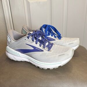 Brooks adrenaline running shoes/sneakers light grey with blue/purple size 8
